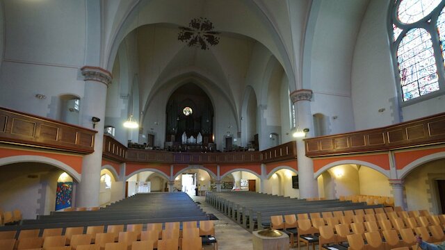 Evangelische Thomaskirche, neugotisch, Innenansicht, Kirschenschiff, Orgel, Empore